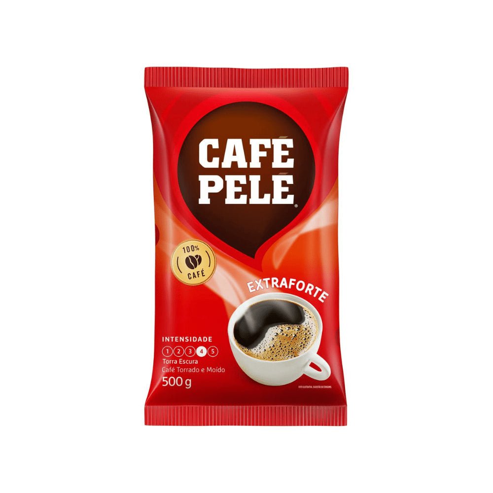 Pacote de café torrado e moído da marca Café Pelé, sabor Extraforte. A embalagem é vermelha, com um círculo central marrom e uma xícara branca cheia de café na parte inferior. O pacote indica 100% café, intensidade máxima (nível 5), Torra Escura e peso líquido de 500g.