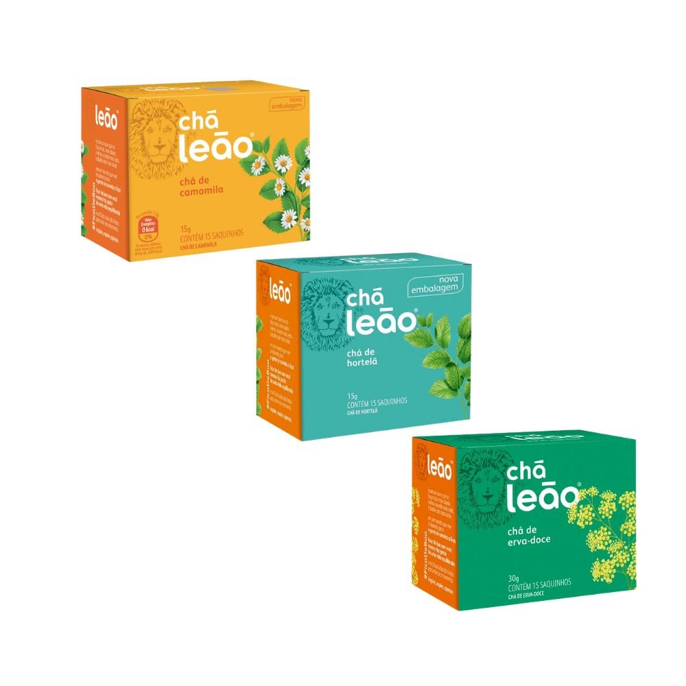 Imagem que exibe três caixas de chá da marca Chá Leão, empilhadas diagonalmente. A caixa superior é laranja e amarela, representando o Chá de Camomila. A caixa do meio é verde-água, representando o Chá de Hortelã. A caixa inferior é verde escura, representando o Chá de Erva-doce. Todas as embalagens trazem a ilustração de uma cabeça de leão e a planta referente ao sabor.