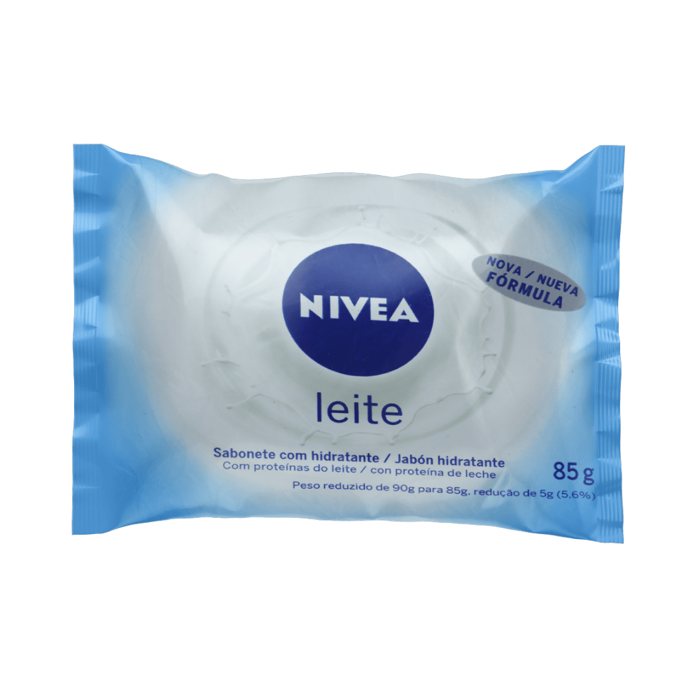 Embalagem plástica de sabonete em barra de 85g com design suave em tons de azul claro e branco. No centro, destaca-se o logotipo circular azul da "NIVEA" sobre a palavra "leite" em letras azuis. O rótulo informa que é um "Sabonete com hidratante" contendo proteínas do leite. No canto superior direito, há um selo prata indicando "NOVA FÓRMULA". Na parte inferior direita, consta o peso líquido de 85g com uma observação sobre a redução de peso de 90g para 85g (5,6%).
