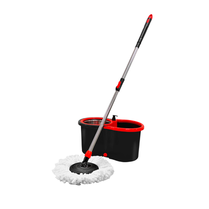 Mop giratório montado com cabo de aço inox, esfregão de microfibra branca e balde organizador preto com detalhes em vermelho.