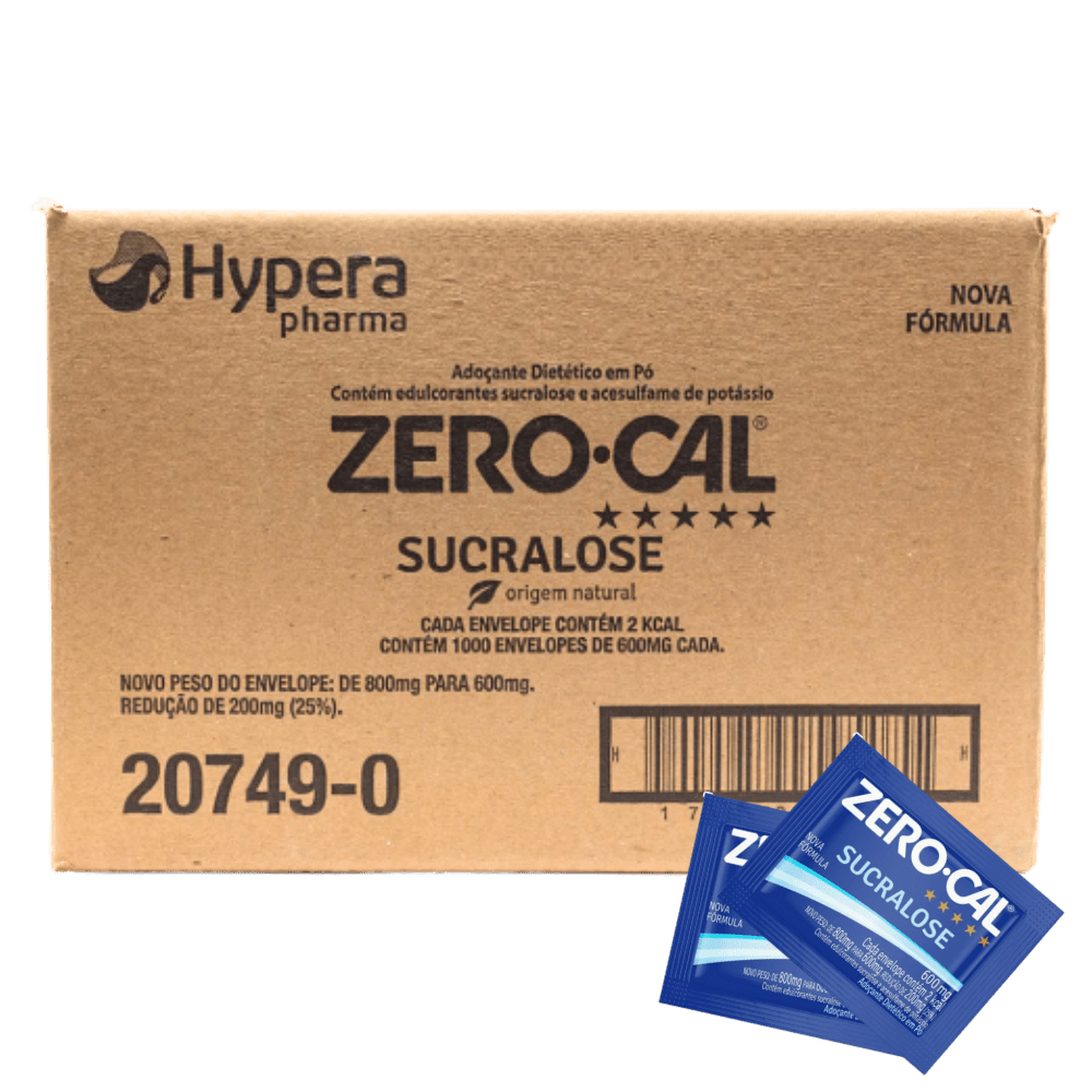 Caixa de papelão do adoçante em pó Zero-Cal Sucralose, da Hypera Pharma, com destaque para as informações do produto e a indicação de nova fórmula. A embalagem menciona que contém 1000 envelopes de 600 mg cada. No canto inferior direito, há dois sachês azuis do adoçante Zero-Cal Sucralose.