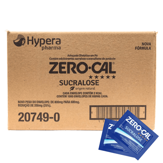 Caixa de papelão do adoçante em pó Zero-Cal Sucralose, da Hypera Pharma, com destaque para as informações do produto e a indicação de nova fórmula. A embalagem menciona que contém 1000 envelopes de 600 mg cada. No canto inferior direito, há dois sachês azuis do adoçante Zero-Cal Sucralose.