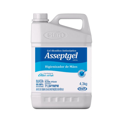 Galão branco de 4,3 kg do produto Asseptgel Cristal Start, que é um Gel Alcoólico Antisséptico Higienizador de Mãos. O rótulo azul e branco informa que o produto contém Extrato de Aloe vera e possui Álcool Etílico Hidratado 71,04°INPM. O rótulo também destaca que Mata 99,99% e tem selo de dermatologicamente testado.