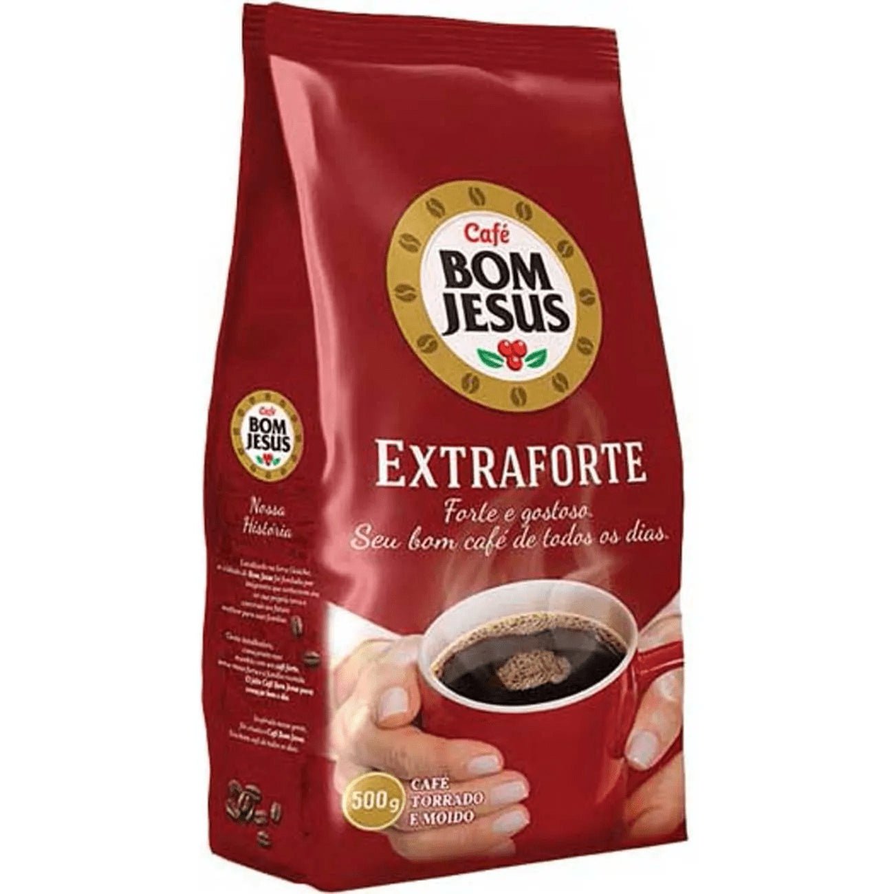 Pacote de café torrado e moído da marca Café Bom Jesus, sabor Extraforte. A embalagem é predominantemente vermelha e marrom, e mostra na parte inferior duas mãos segurando uma xícara vermelha com café fumegante. O pacote indica um peso de 500g e a descrição 'Forte e gostoso. Seu bom café de todos os dias.