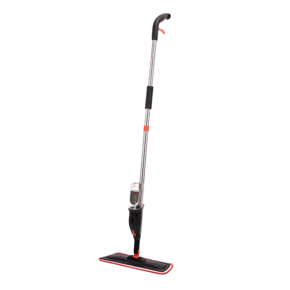 Mop Spray Powermaid de pé em fundo branco, composto por cabo metálico, pega ergonómica preta, reservatório de líquido acoplado e base retangular com pano de microfibra.