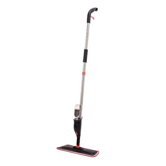 Mop Spray Powermaid de pé em fundo branco, composto por cabo metálico, pega ergonómica preta, reservatório de líquido acoplado e base retangular com pano de microfibra.