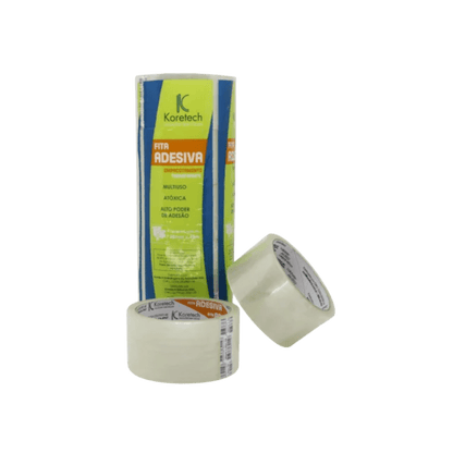 Uma embalagem de fita adesiva da marca Koretech e duas fitas adesivas transparentes fora da embalagem, sobre um fundo xadrez. A embalagem de papelão ou plástico é verde-limão e azul, com o logotipo da Koretech e a descrição "FITA ADESIVA" em laranja, destacando as características "EMPACOTAMENTO", "MULTIUSO", "ATÓXICA" e "ALTO PODER DE ADESÃO". As duas fitas adesivas transparentes mostram o núcleo do rolo e são vistas de ângulos diferentes, uma mais deitada e outra mais em pé.