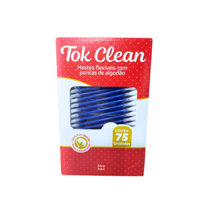 Caixa de papelão vermelha e branca de Hastes Flexíveis Tok Clean com pontas de algodão. A embalagem possui uma janela transparente que mostra as hastes com corpo azul. O rótulo destaca que o produto contém 75 Unidades e utiliza 100% Puro Algodão (Mácio e Absorvente).