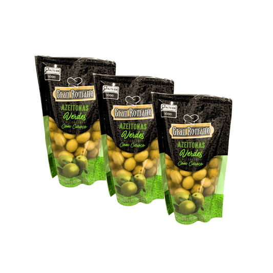 Imagem que exibe três embalagens idênticas de Azeitonas Verdes com Caroço da marca Gran Romano. Os pacotes são pouches plásticos, pretos na parte superior e transparentes na parte inferior, mostrando as azeitonas, e contêm 270g de peso drenado. As embalagens estão dispostas em diagonal, ligeiramente sobrepostas.