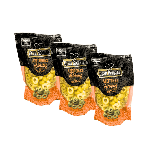 Imagem que exibe três embalagens idênticas de Azeitonas Verdes Fatiadas da marca Gran Romano. Os pacotes são pouches plásticos, pretos na parte superior e transparentes na parte inferior, mostrando as azeitonas fatiadas, com uma seção alaranjada na base. O peso drenado de cada pacote é de 500g, e as embalagens estão dispostas em diagonal, ligeiramente sobrepostas.