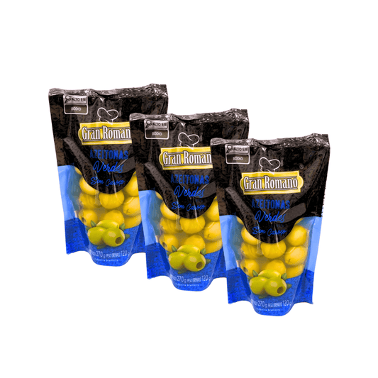 Kit com três embalagens plásticas a vácuo de Azeitonas Verdes Sem Caroço da marca Gran Romano. As azeitonas grandes e de cor verde-amarelada são visíveis através do plástico transparente das embalagens pretas e azuis.