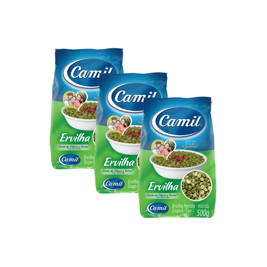 Kit com três pacotes plásticos de 500g de Ervilha Partida Camil. As embalagens são predominantemente azuis e verdes e exibem uma tigela com ervilhas cozidas ao lado de uma família, destacando a frase "Fonte de Fibra e Ferro".