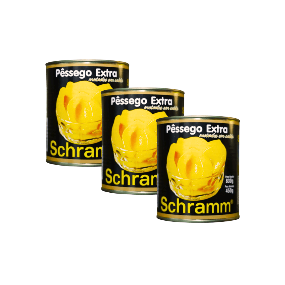 Kit com três latas de Pêssego Extra em Calda da marca Schramm. As latas são pretas com detalhes amarelos e dourados, e exibem em destaque a imagem de metades de pêssego em calda dentro de uma tigela de vidro. Cada lata possui peso líquido de 830g e peso drenado de 450g.