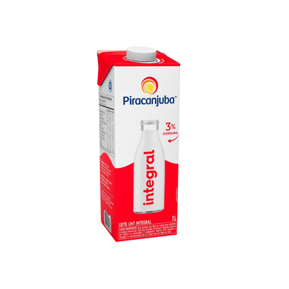 Caixa de leite UHT Integral Piracanjuba de 1 litro, em fundo xadrez transparente. A embalagem branca, vermelha e azul apresenta a imagem de uma garrafa com a palavra "integral" em vermelho e a indicação "3% Gordura".