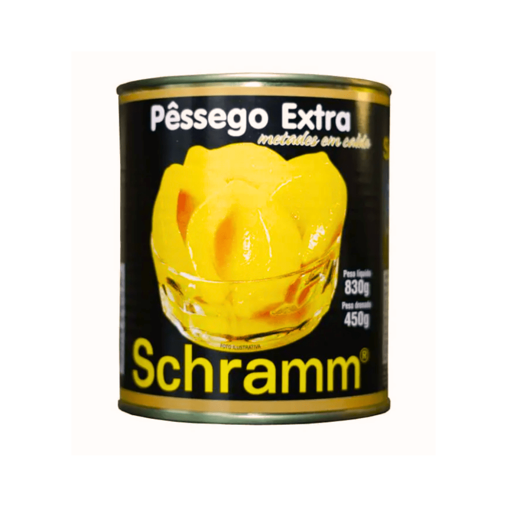 Lata de conserva preta de Pêssego Extra Metades em Calda Schramm. A lata exibe a foto de metades de pêssego amarelo brilhante em uma tigela. Peso líquido 830g, peso drenado 450g.