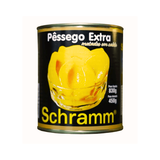 Lata de conserva preta de Pêssego Extra Metades em Calda Schramm. A lata exibe a foto de metades de pêssego amarelo brilhante em uma tigela. Peso líquido 830g, peso drenado 450g.