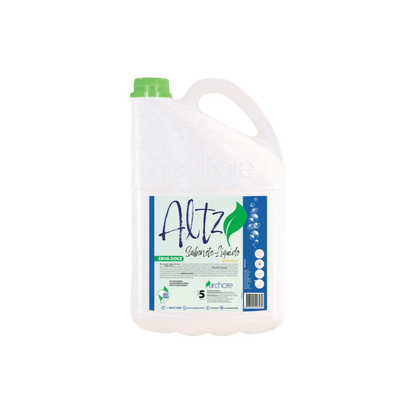 Galão branco de 5 litros de Sabonete Líquido da marca Altz, com tampa verde e alça para transporte. O rótulo azul e branco destaca a fragrância Erva Doce. O produto é da linha Archote e o rótulo contém a informação de que é um produto biodegradável.