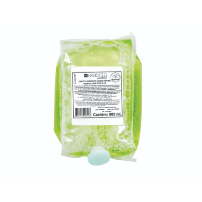 Sachê refil de 500 mL do produto Exaccta Excelência Sabonete Líquido Espuma na fragrância Erva Doce Plus. O sachê é transparente, mostrando o líquido verde claro do sabonete e espuma na parte superior, e possui um bico dosador verde água na parte inferior.