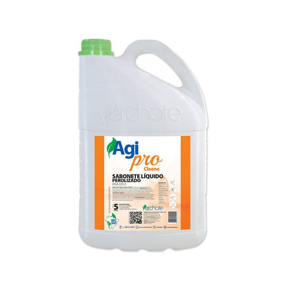 Descrição: Um galão de plástico branco opaco, de formato retangular, com alça de transporte no topo e uma tampa verde-claro, contendo sabonete líquido.
O rótulo é predominantemente branco e laranja. O nome do produto é "Agi Pro Cleene SABONETE LÍQUIDO PEROLIZADO", com a fragrância "ERVA DOCE" indicada em uma linha menor.
O rótulo exibe um selo de 5 Litros (5L) e a marca do fabricante Archote. A embalagem é de uso institucional, conforme o padrão dos outros produtos.