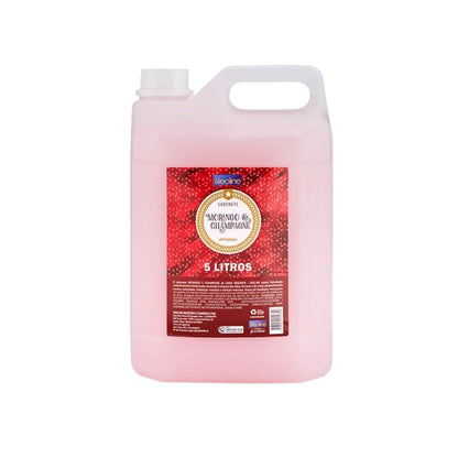 Um galão de plástico branco e translúcido, de formato retangular, contendo 5 Litros de sabonete líquido de cor rosa-claro ou salmão. O galão tem uma alça para transporte no topo e uma tampa branca. O rótulo central é grande, redondo, predominantemente vermelho-escuro com detalhes dourados. O nome da marca "Eleoline" está no topo. O texto principal no rótulo diz "SABONETE MORANGO & CHAMPAGNE pH Fisiológico" e abaixo a indicação de volume: "5 LITROS". A parte inferior do rótulo contém a descrição e as informa