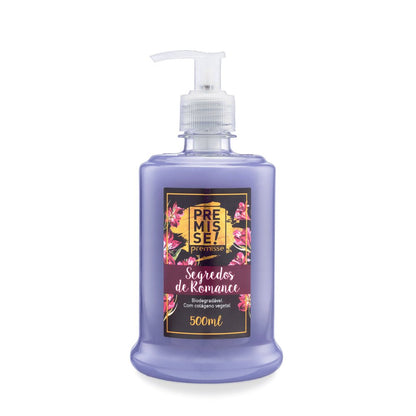 Frasco de Sabonete Líquido Premisse 'Segredos de Romance' de 500ml, de cor lilás/lavanda com válvula pump branca. O rótulo preto e magenta apresenta flores e informa 'Biodegradável' e 'Com colágeno vegetal'.