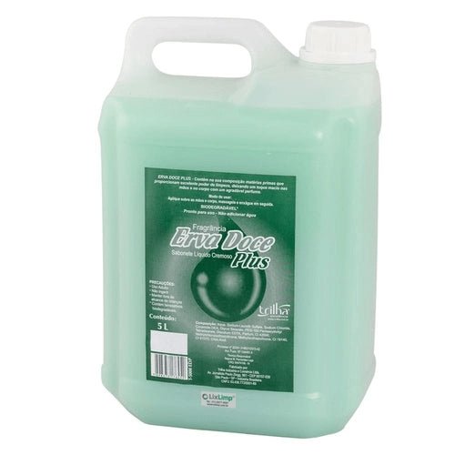 Galão de 5 litros de Sabonete Líquido Cremoso Plus com Fragrância Erva Doce Plus. O líquido no galão é de cor verde claro. O rótulo verde escuro descreve o produto como contendo em sua composição matérias-primas que proporcionam excelente poder de limpeza e maciez das mãos e do corpo, com agradável perfume. A marca do produto é Triilhar da LuxLimp.