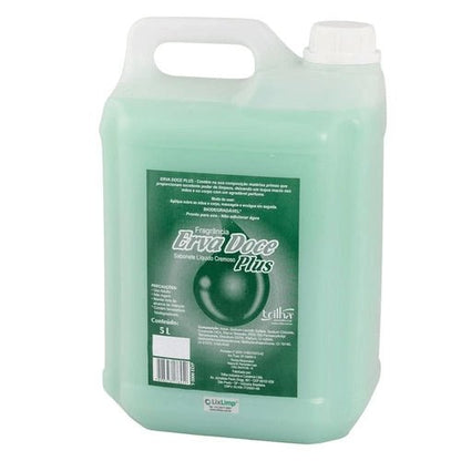 Galão de 5 litros de Sabonete Líquido Cremoso Plus com Fragrância Erva Doce Plus. O líquido no galão é de cor verde claro. O rótulo verde escuro descreve o produto como contendo em sua composição matérias-primas que proporcionam excelente poder de limpeza e maciez das mãos e do corpo, com agradável perfume. A marca do produto é Triilhar da LuxLimp.