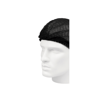 Imagem em close-up lateral de um manequim branco usando uma touca descartável de cor preta. A touca possui acabamento em elástico na borda e textura de rede fina, cobrindo toda a parte superior da cabeça.