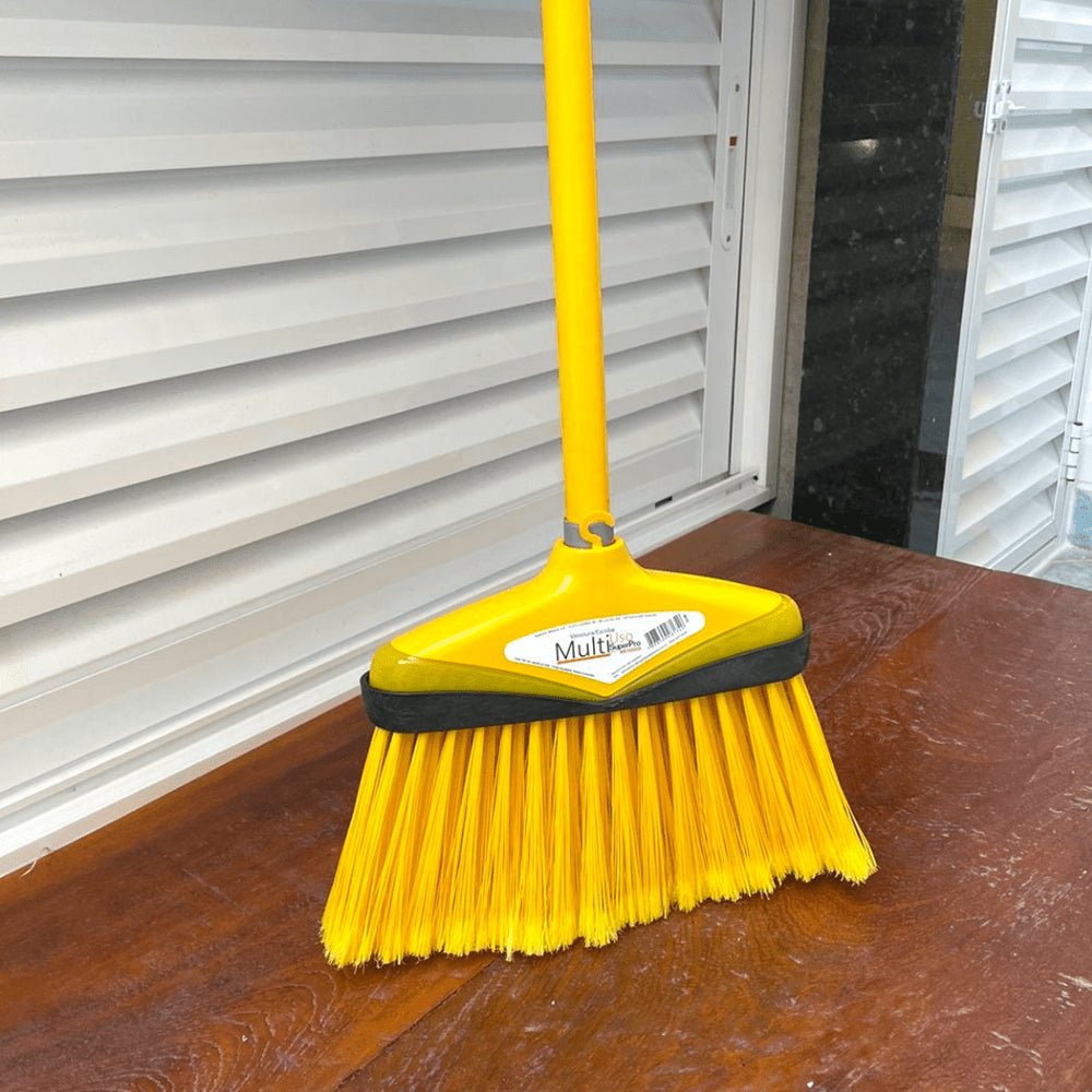 Vassoura Noviça Multiuso de Nylon plumado com cabo Amarelo Bettanin 9672C - e - dona