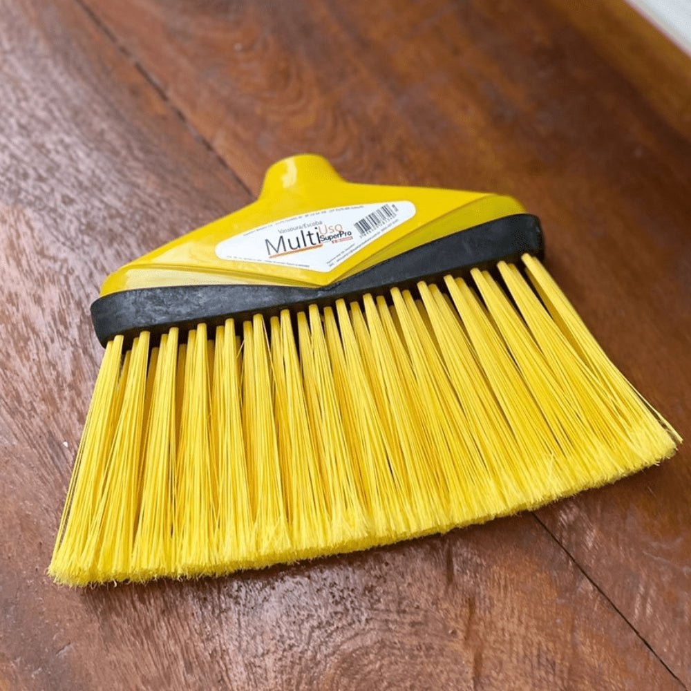 Vassoura Noviça Multiuso de Nylon plumado com cabo Amarelo Bettanin 9672C - e - dona