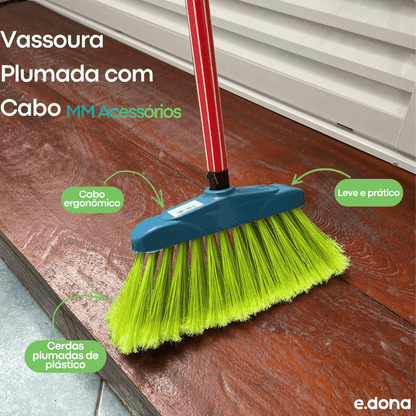 Vassoura Plumada com Cabo – MM Acessórios - e - dona